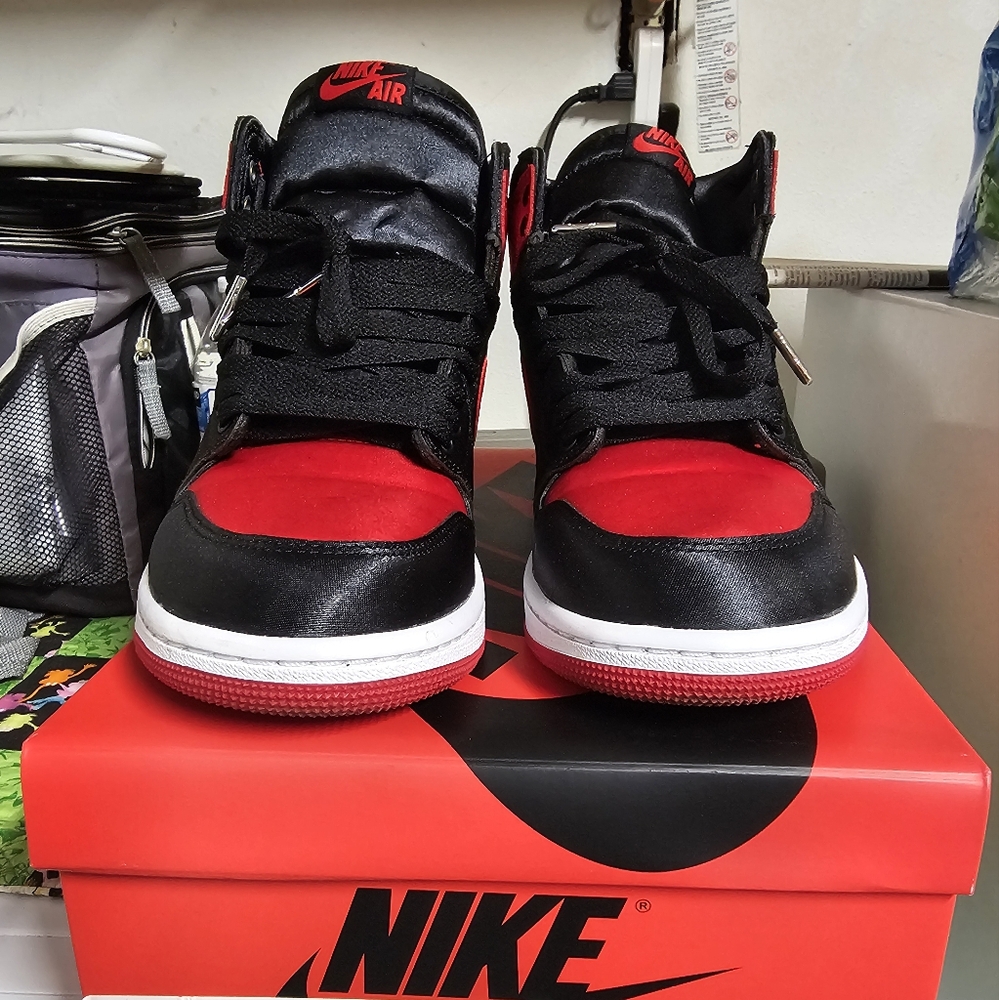 Jordan 1 Satin Breds